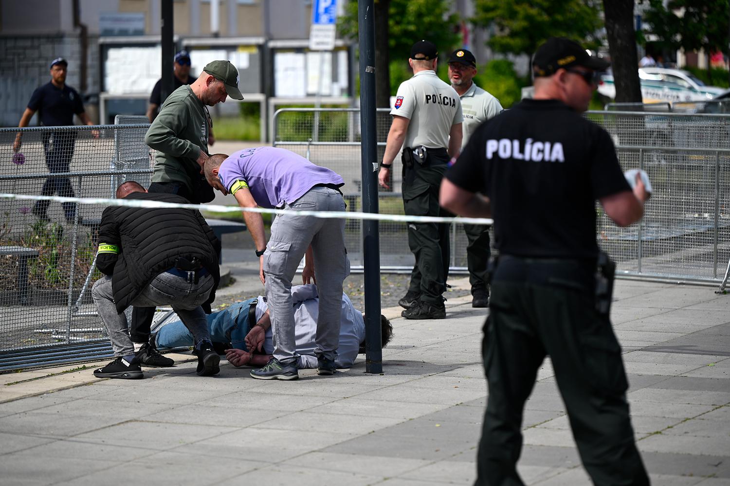 15. máj 2024, Handlová: Policajti zatýkajú muža podozrivého zo streľby na premiéra Roberta Fica po výjazdovom rokovaní vlády. Na mieste padlo niekoľko výstrelov.