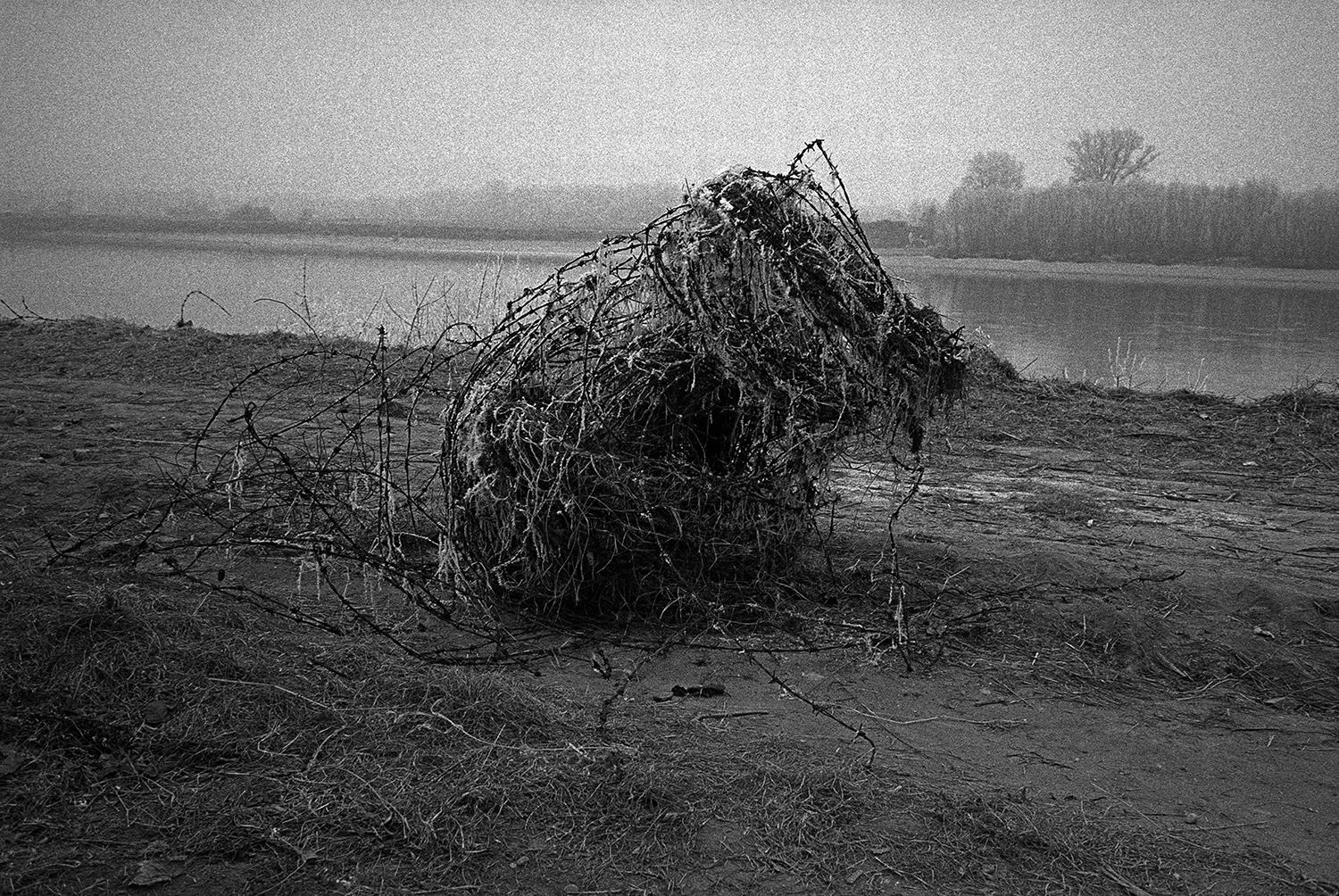 Andrej Bán: Zvyšok železnej opony, Devín, 1989. Do fotografickej knihy Andreja Bána Iné Slovensko napísal Martin Bútora úvodnú esej s hlbokým pochopením pre osobitú estetiku miznúceho Slovenska.