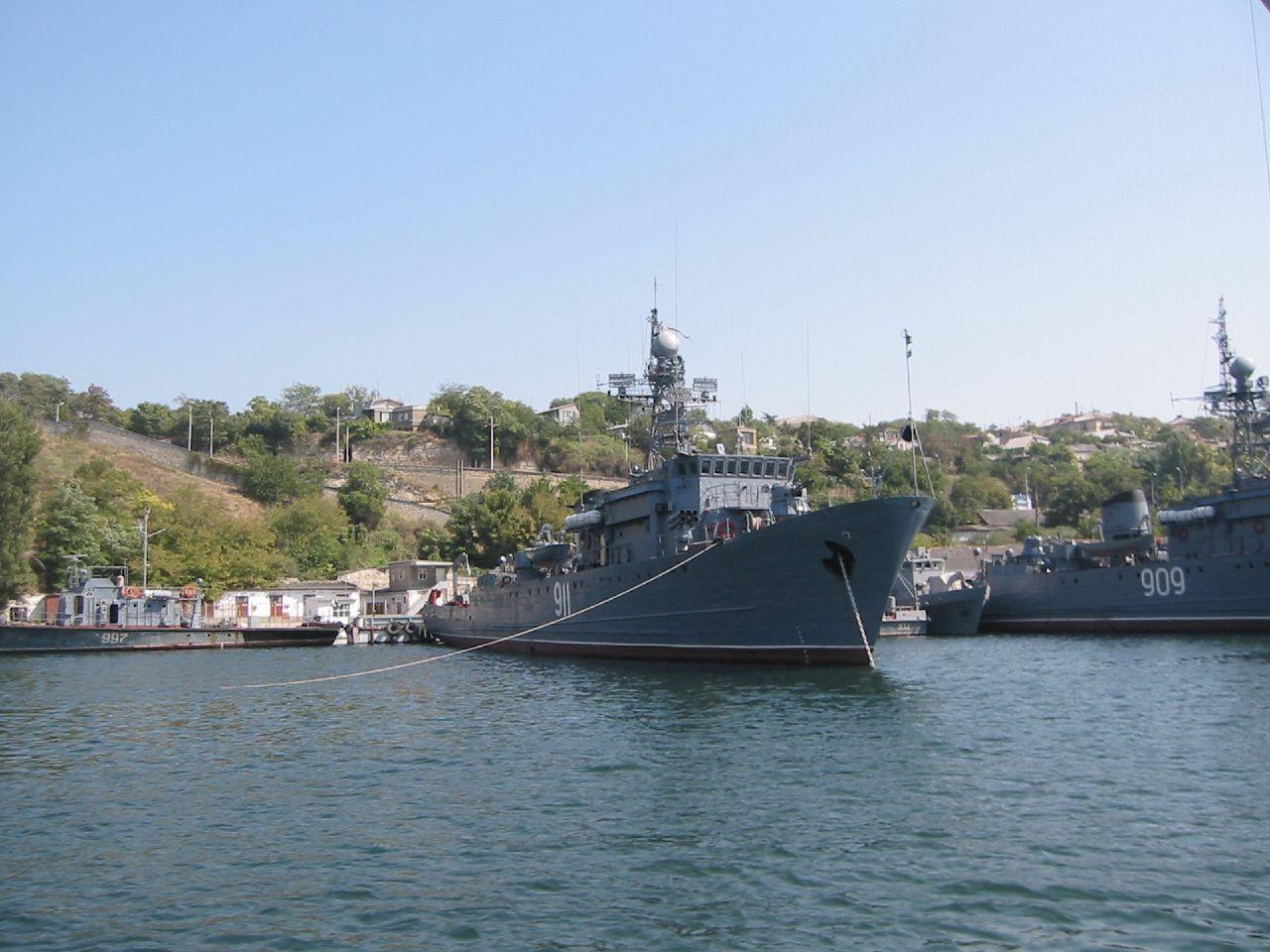 Mínolovka triedy Projekt 266M zakotvená v Sevastopoli.