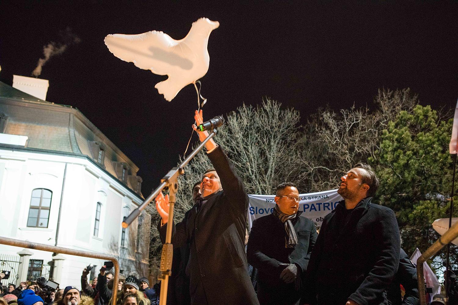 26. január 2022, Bratislava: Robert Fico vypúšťa symbolickú holubicu počas protestu proti obrannej dohode s USA. Už vtedy prejavoval svoje protizápadné postoje, ktorými ohrozuje suverenitu a slobodu Slovenska.