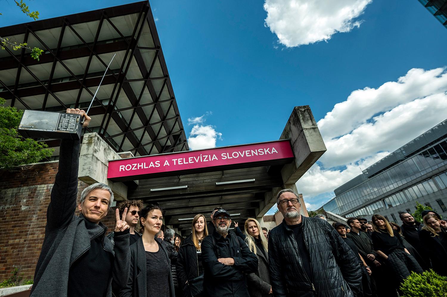 Protest zamestnancov RTVS pred budovou Slovenského rozhlasu ako reakcia na schválenie zákona, ktorý ruší Rozhlas a televíziu Slovenska a nahrádza ju novou inštitúciou Slovenská televízia a rozhlas (STVR).
