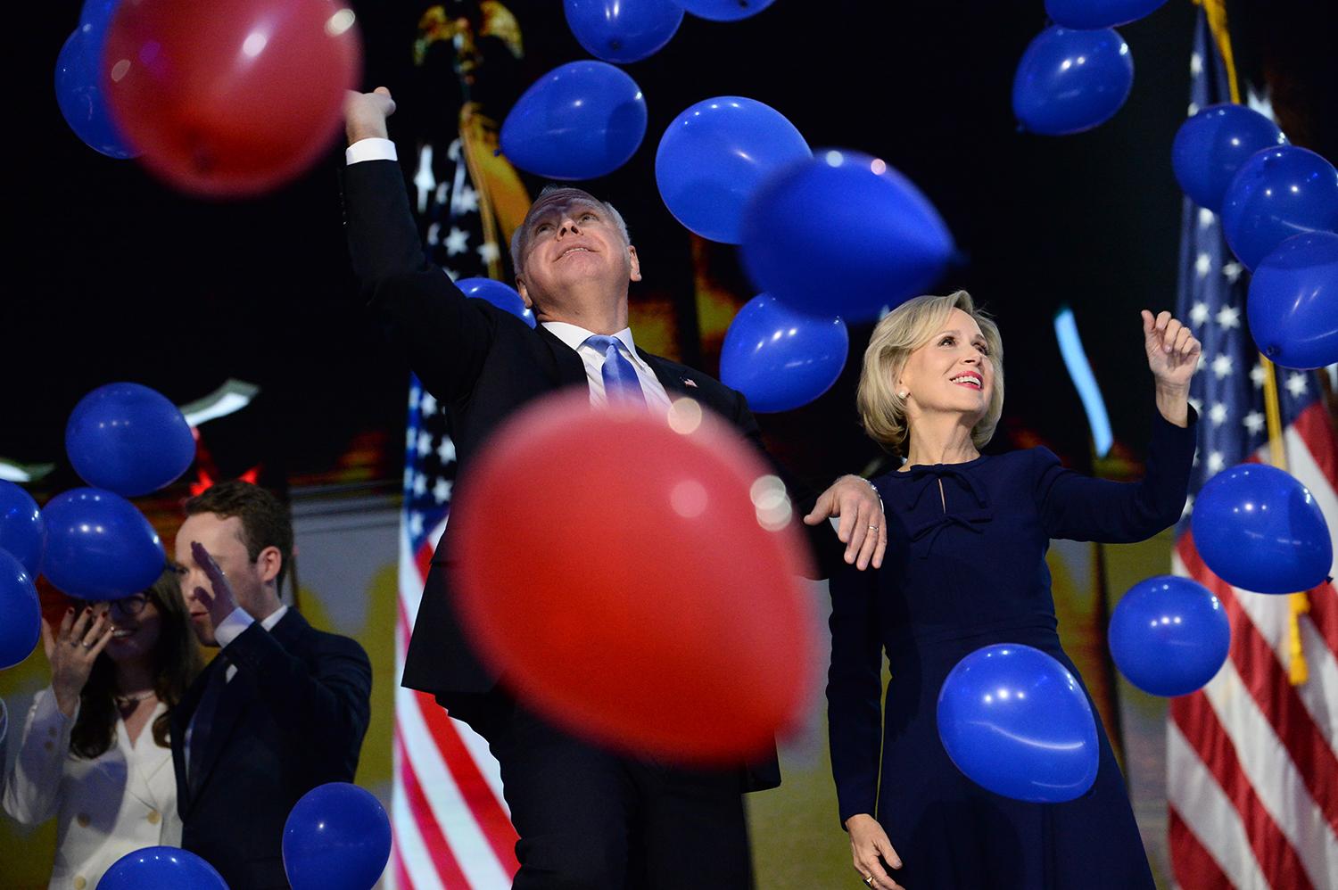 22. august 2024 Chicago, USA: Tim Walz s manželkou Gwen na Národnom zjazde Demokratickej strany.