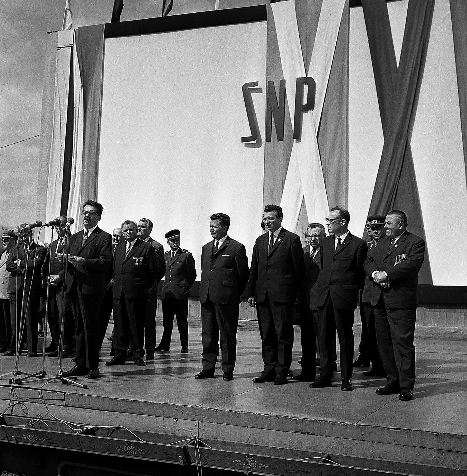 10. september 1969, Martin: Komunistické špičky na čele s predsedom SNR Ondrejom Klokočom s delegáciou sovietskych, francúzskych, juhoslovanských a poľských partizánov na oslavách SNP.