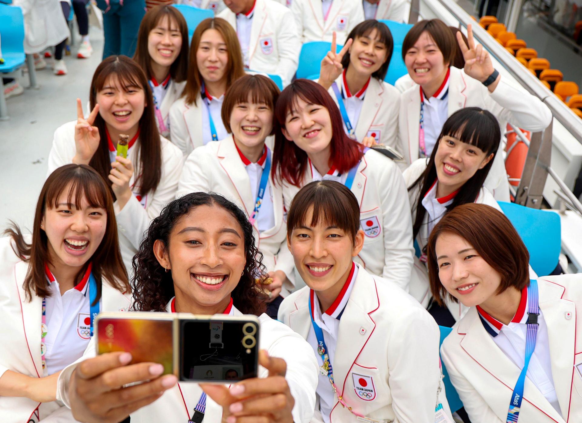 Japonské olympioničky a hromadné selfie pomocou nového Samsungu Galaxy Z Flip6 Olympic Edition.