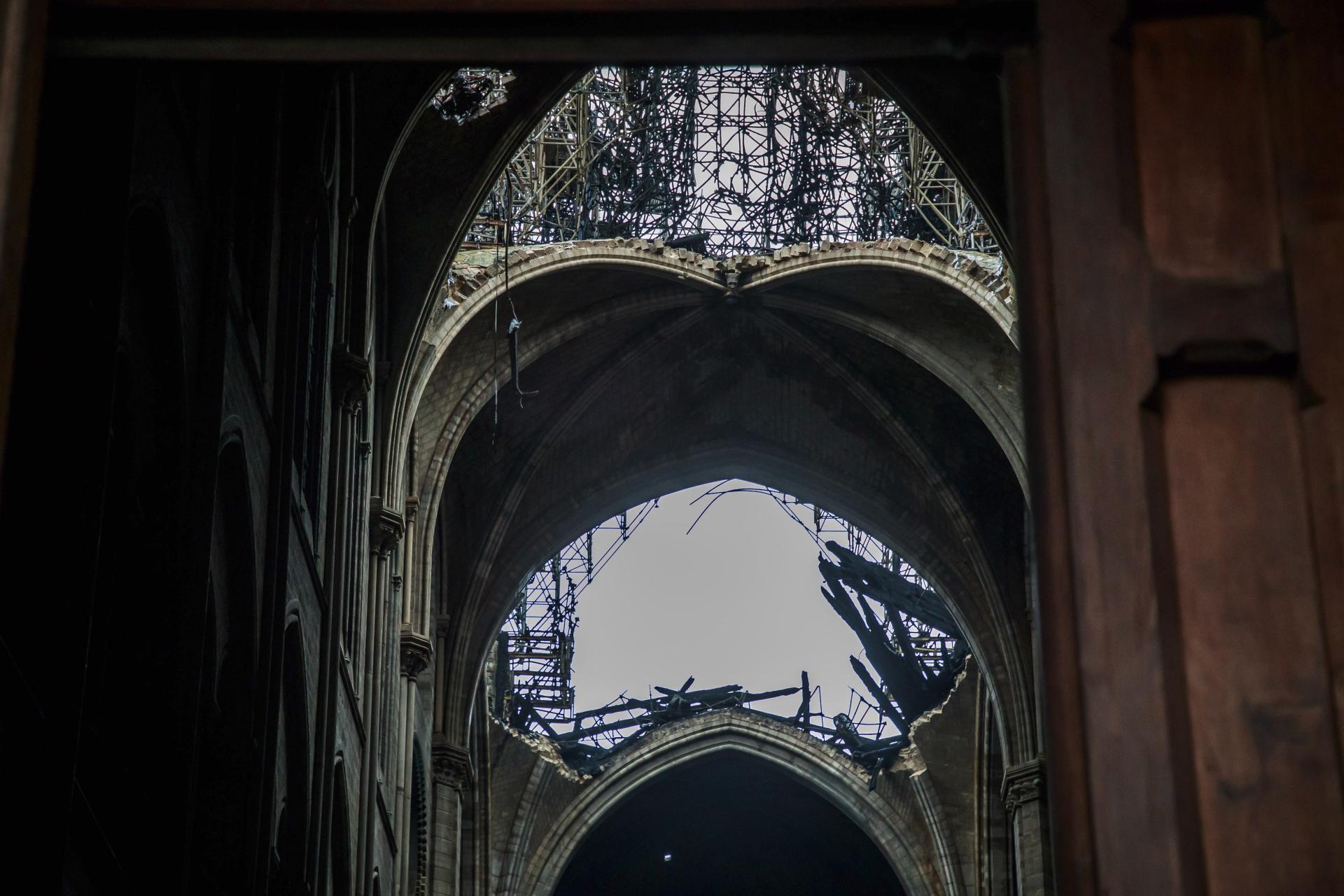 Fotodokumentácia častí zrútenej klenby v katedrále Notre-Dame. 