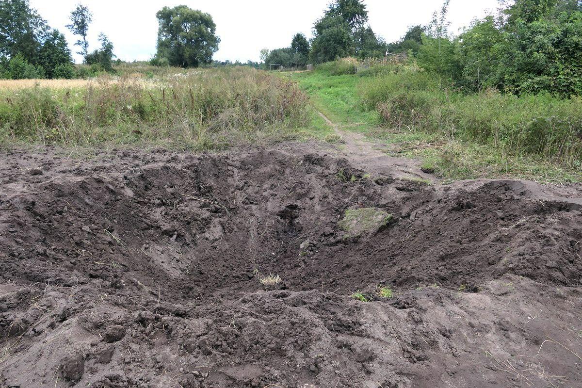 Kráter, ktorý zanechal ruský útok. Družba, Sumský región