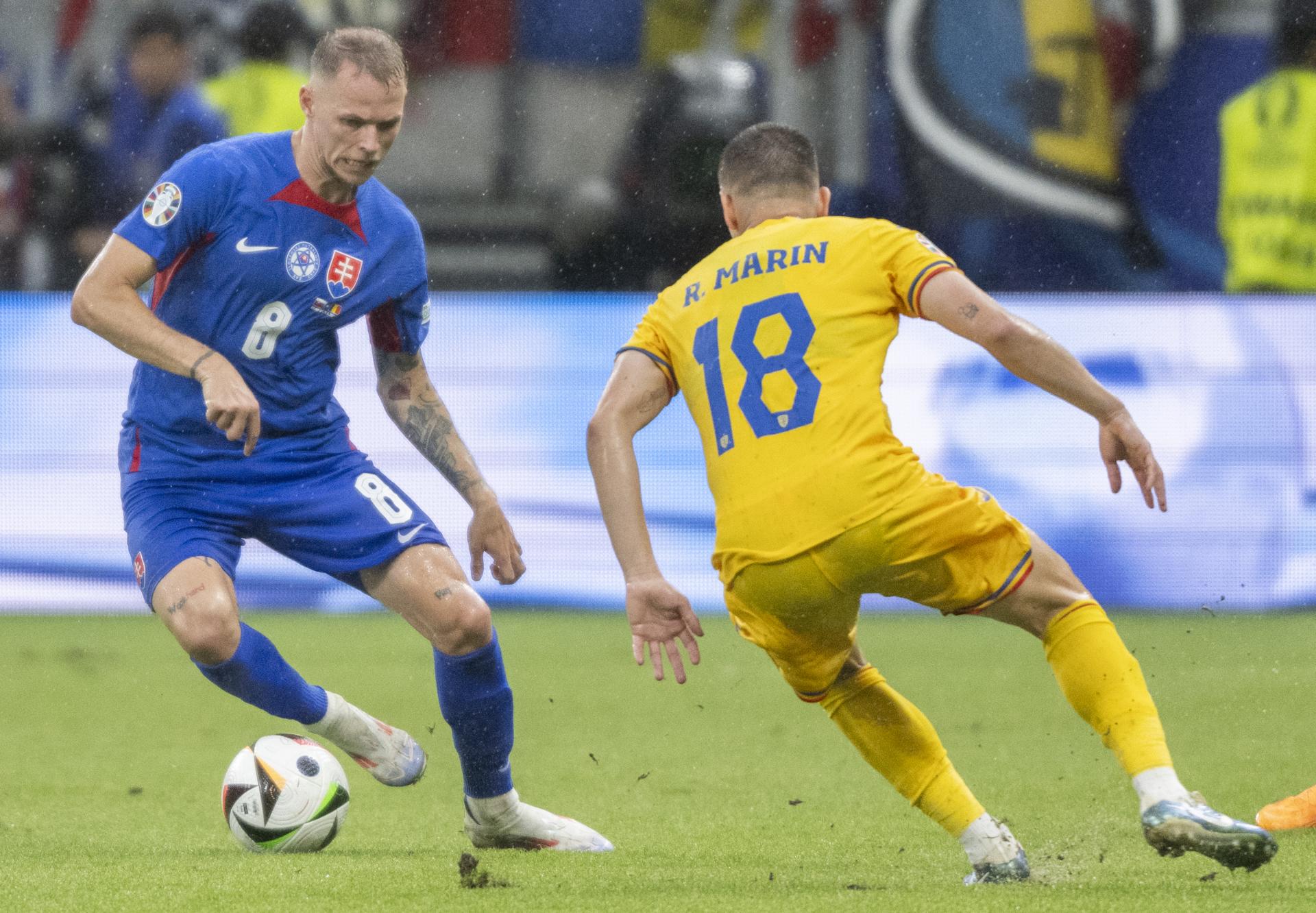 Ondrej Duda a Razvan Marin počas zápasu základnej E-skupiny Slovensko - Rumunsko na ME 2024