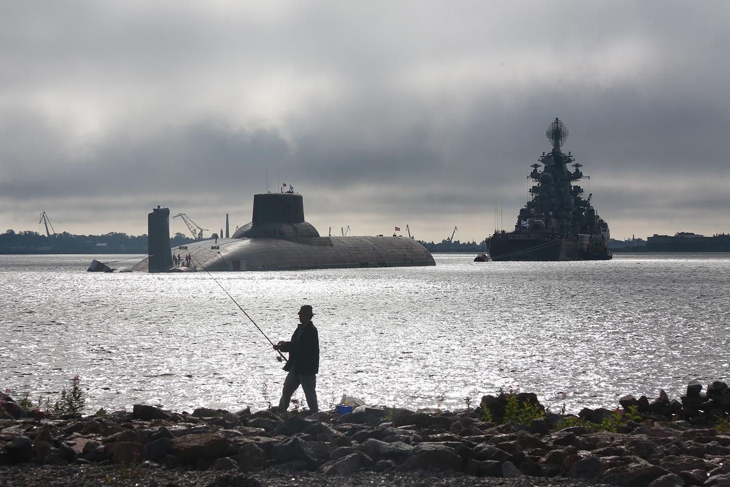 26. júl 2017 Petrohrad, Rusko: Jadrová ponorka Dmitrij Donsky prichádza do prístavu, aby sa zúčastnila na prehliadke lodí pri príležitosti Dňa ruského námorníctva .