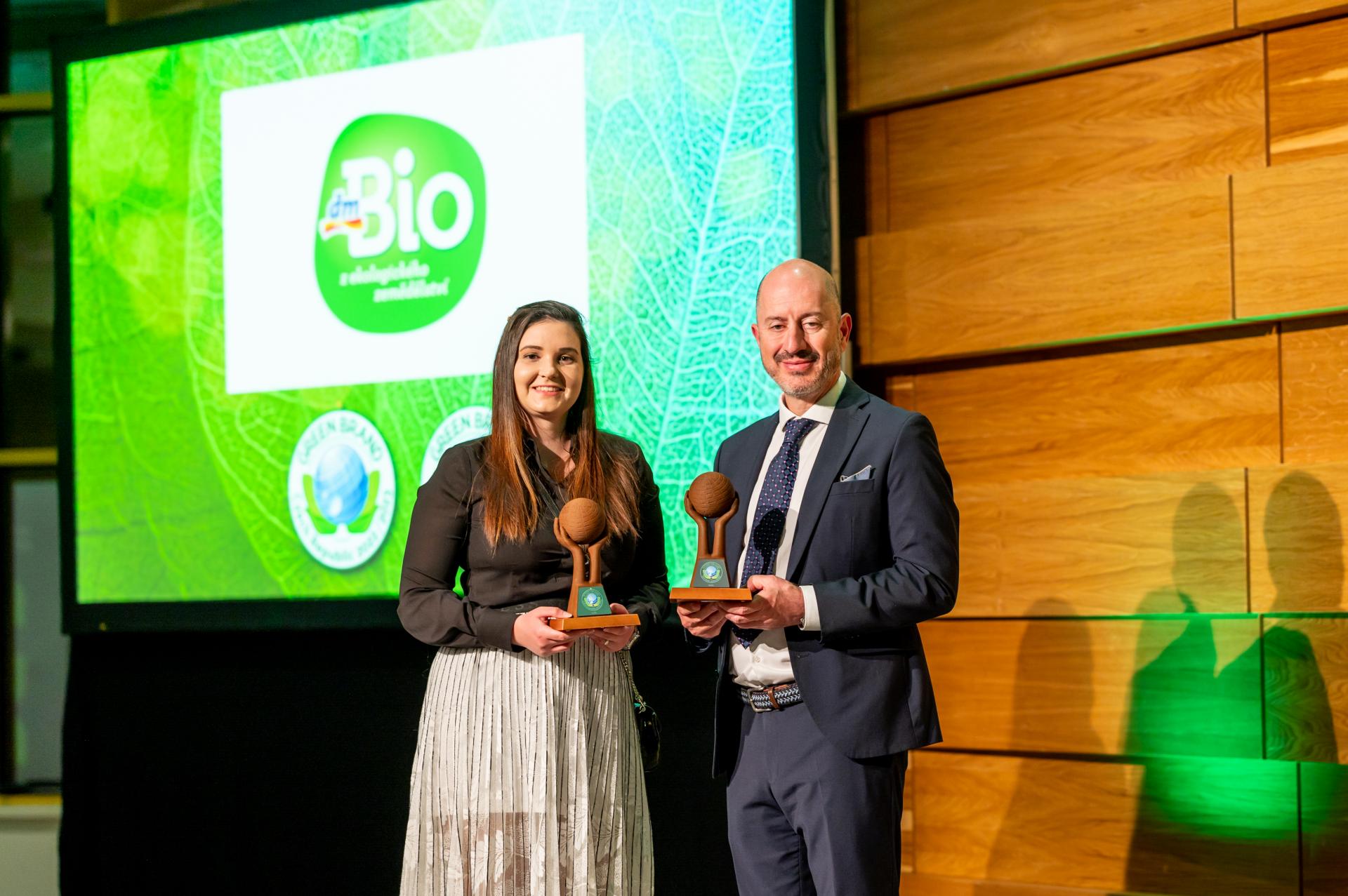 Simona Lukovics, asistentka nákupu zodpovedná za značky dm a András Wiszkidenszky, regionálny riaditeľ GREEN BRANDS.