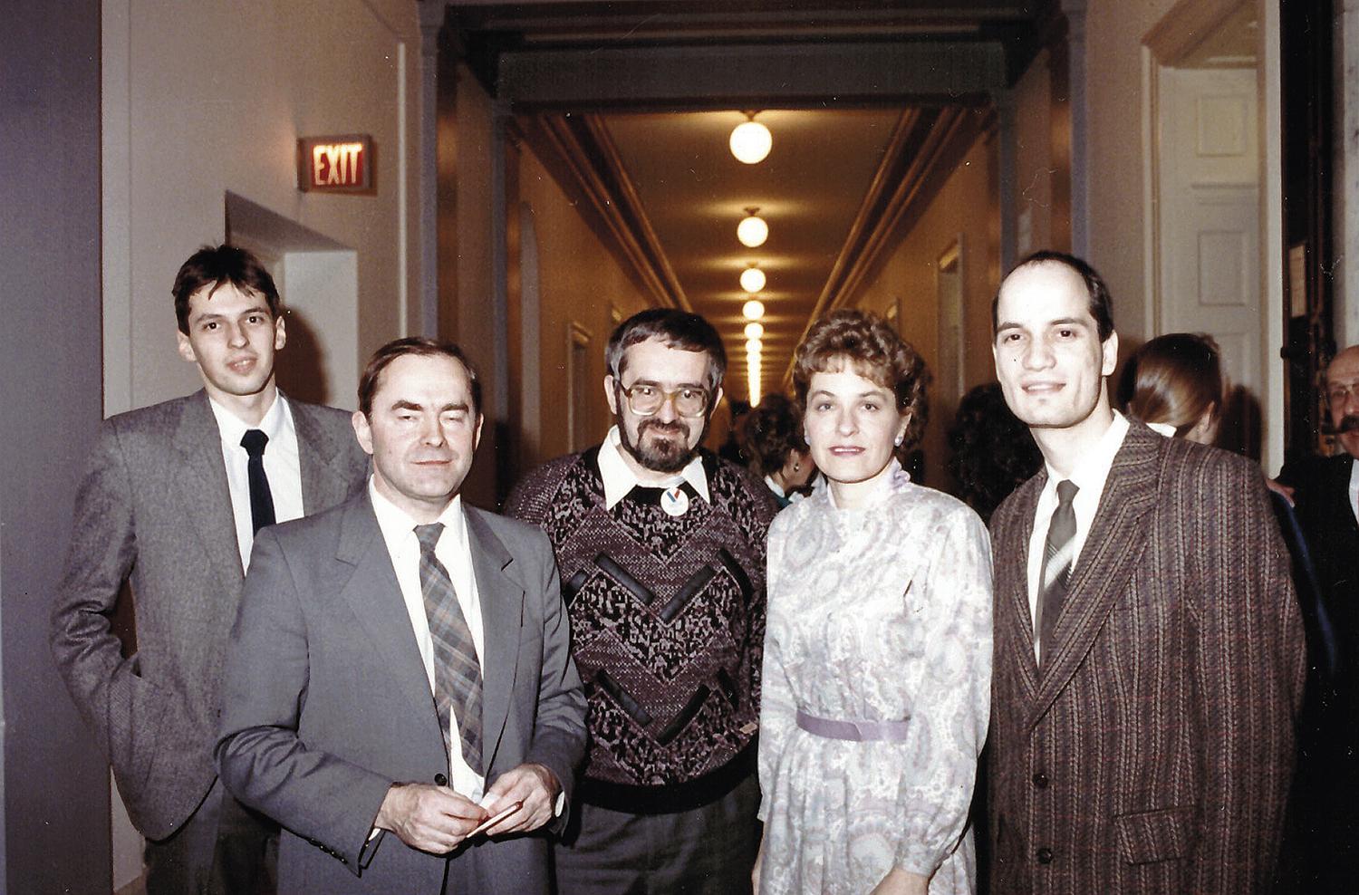 21. február 1990, Washington: Boris Strečanský, Jozef Kučerák, Martin Bútora, Marcy Kaptur (dnes už najdlhšie pôsobiaca žena v dejinách Kongresu USA) a Svetoslav Bombík na jednej z chodieb na Capitol Hill v D.C.