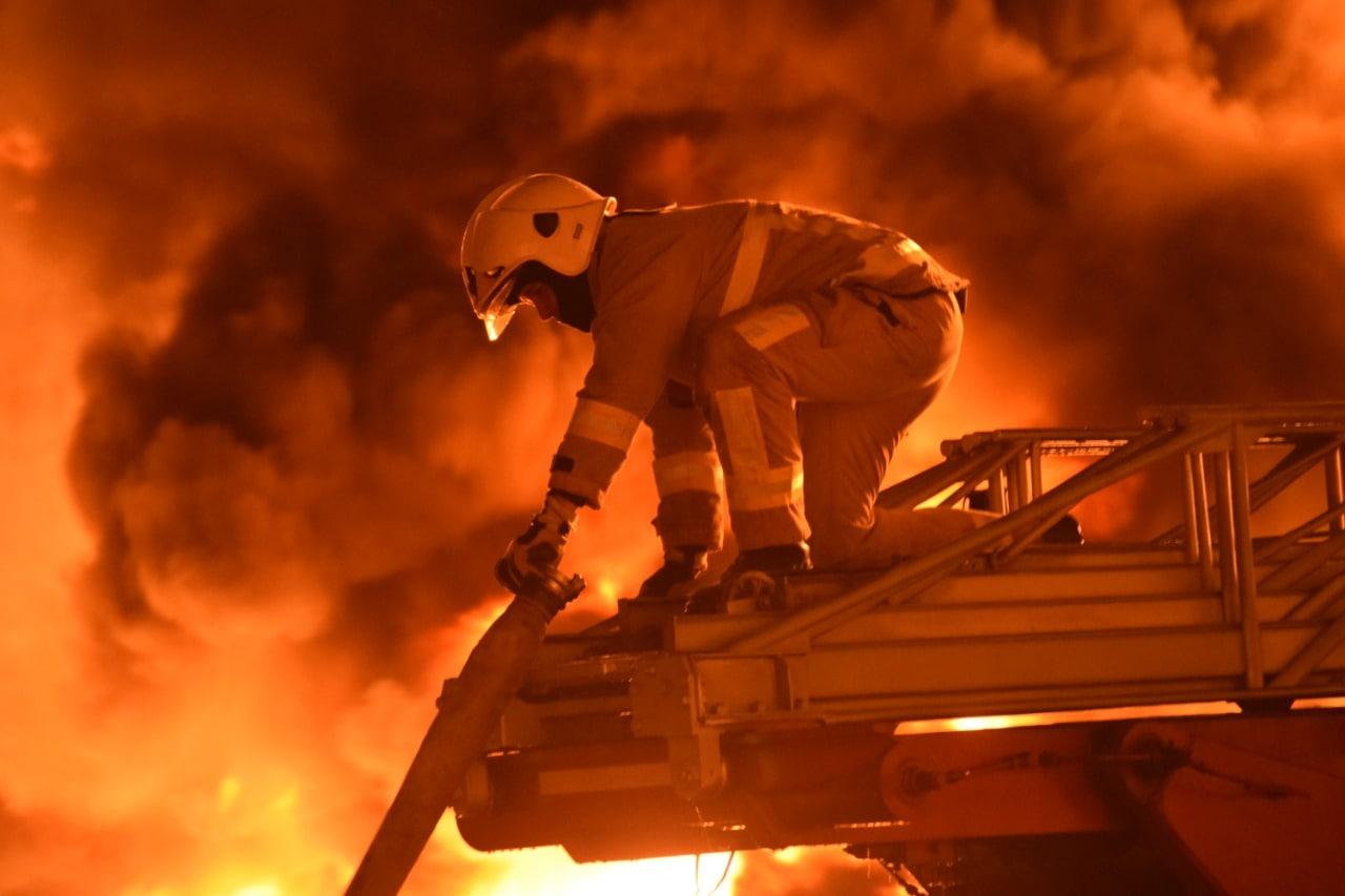 Rivne, hasiči stále hasia požiar, ktorý vypukol minulú noc po dopade rakiet na sklad ropy. S požiarom bojuje 67 hasičov a 17 jednotiek techniky