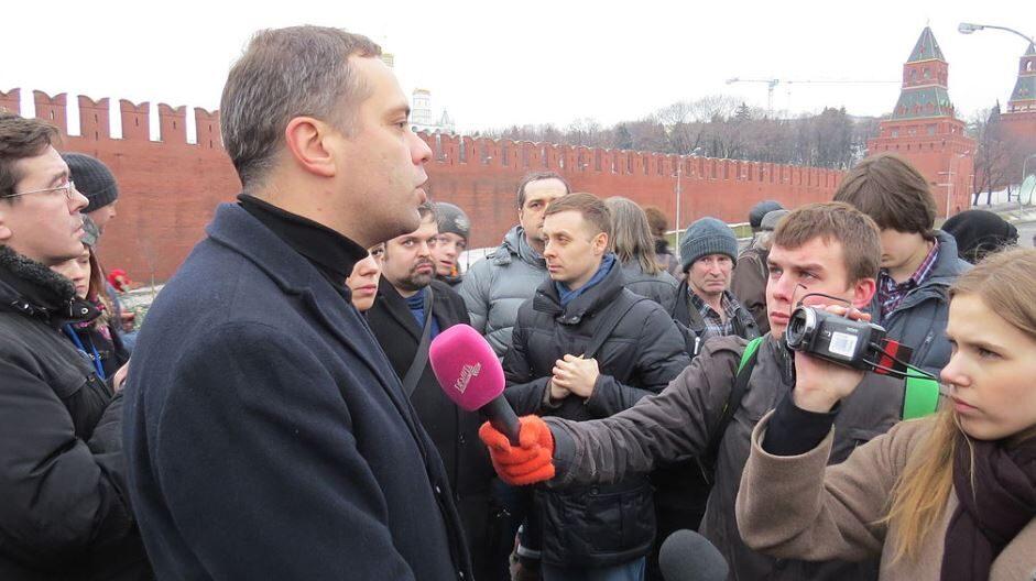 Vladimir Milov poskytuje rozhovor na mieste vraždy Borisa Nemcova. 28. 2. 2015