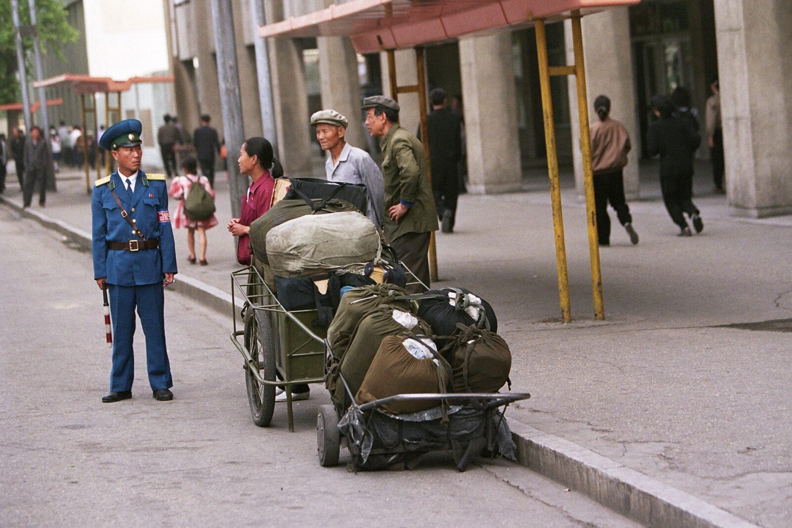 Korejci nesmějí cestovat ani uvnitř vlastní země. Lidé z venkova potřebují povolení, aby mohli navštívit hlavní město. (2005)