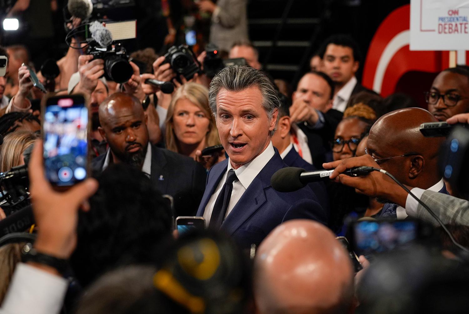 27. jún 2024, Atlanta, USA: Guvernér Kalifornie Gavin Newsom v spin roome po prvej prezidentskej diskusii.