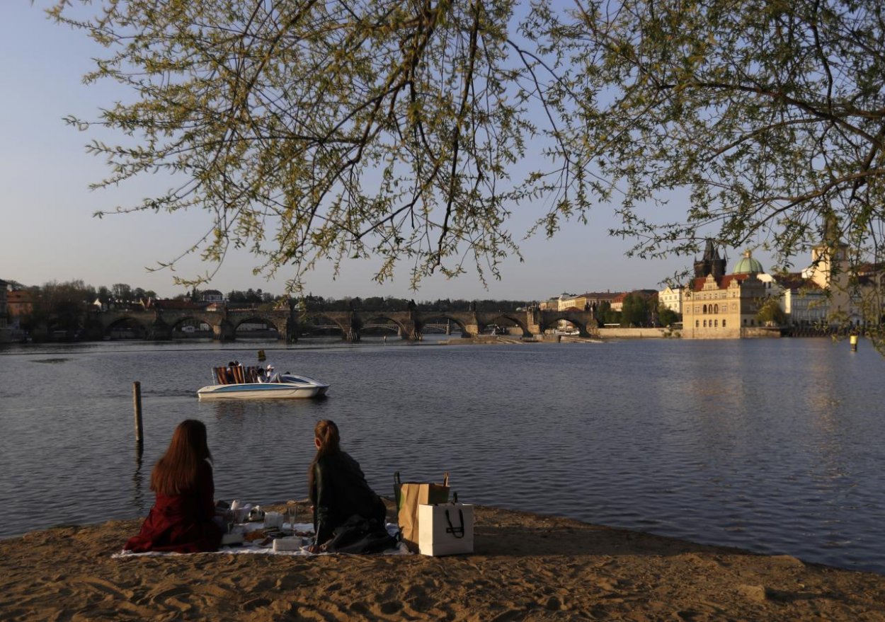 Česká vláda od 25. mája zrušila povinnosť nosiť na verejnosti rúška