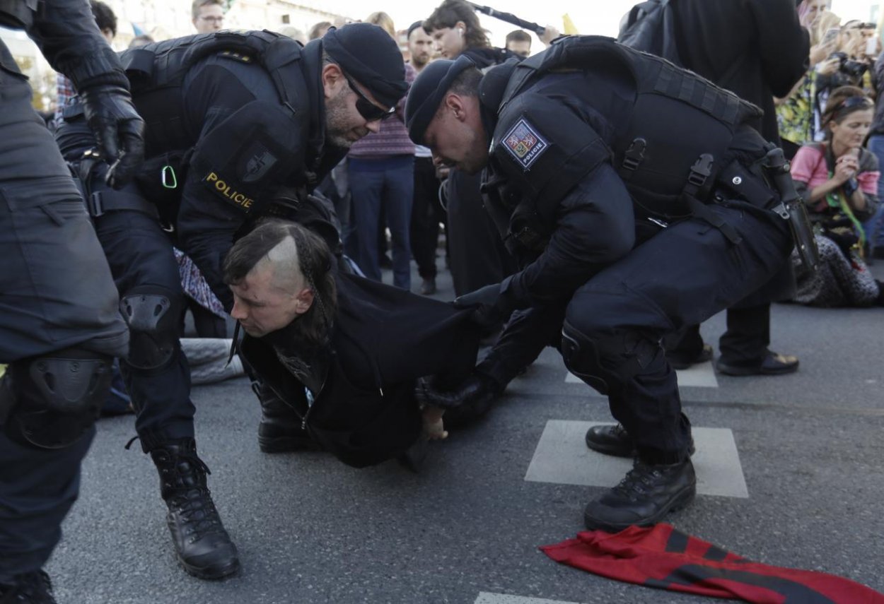 V Prahe sa ekologickí aktivisti prilepili k ceste a zablokovali premávku