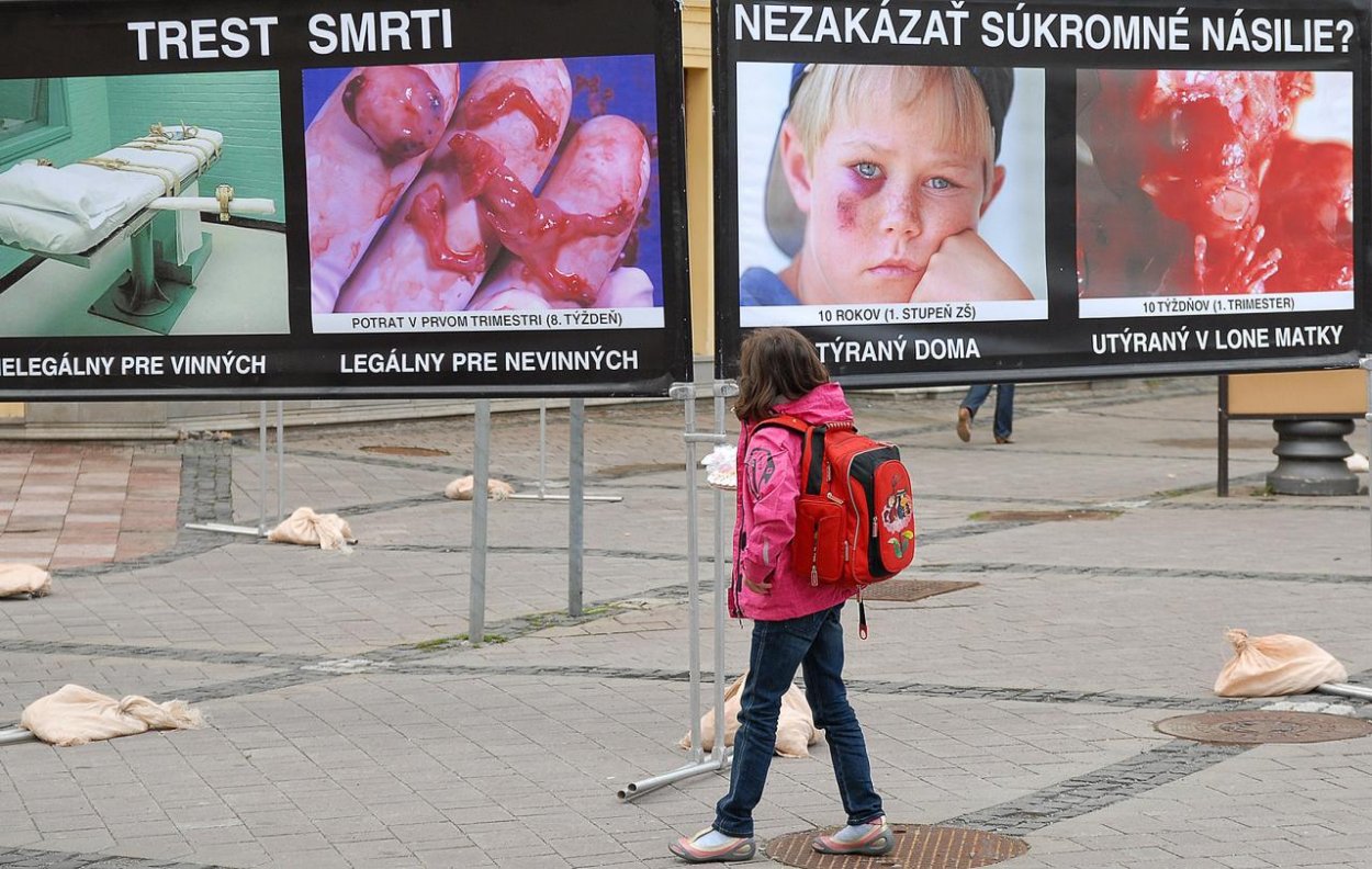 Najprísnejší zákon o interrupciách: V americkom štáte chcú trestať aj obete znásilnenia či incestu