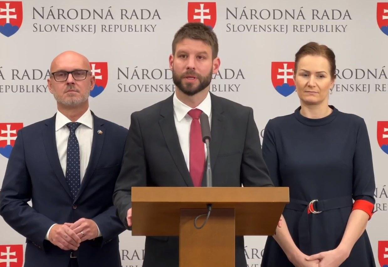 Protesty proti krokom vlády budú pokračovať, informovala opozícia