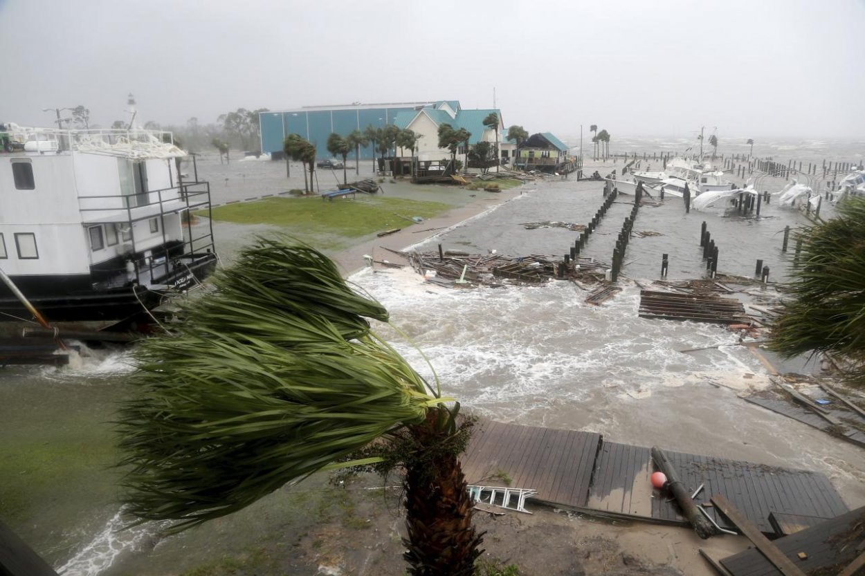 Aktualizované: Hurikán Michael začal slabnúť. Na Floride si vyžiadal dve obete