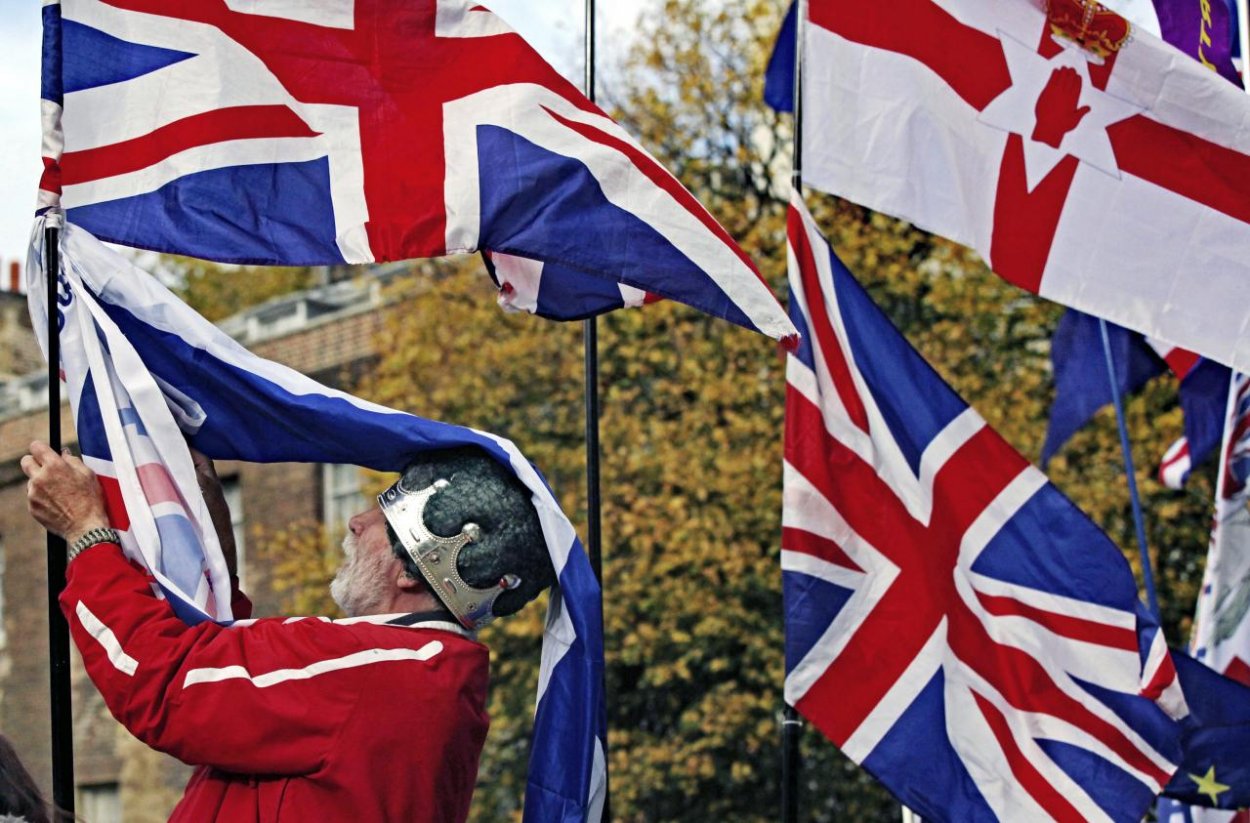 Britskí poslanci schválili predčasné voľby