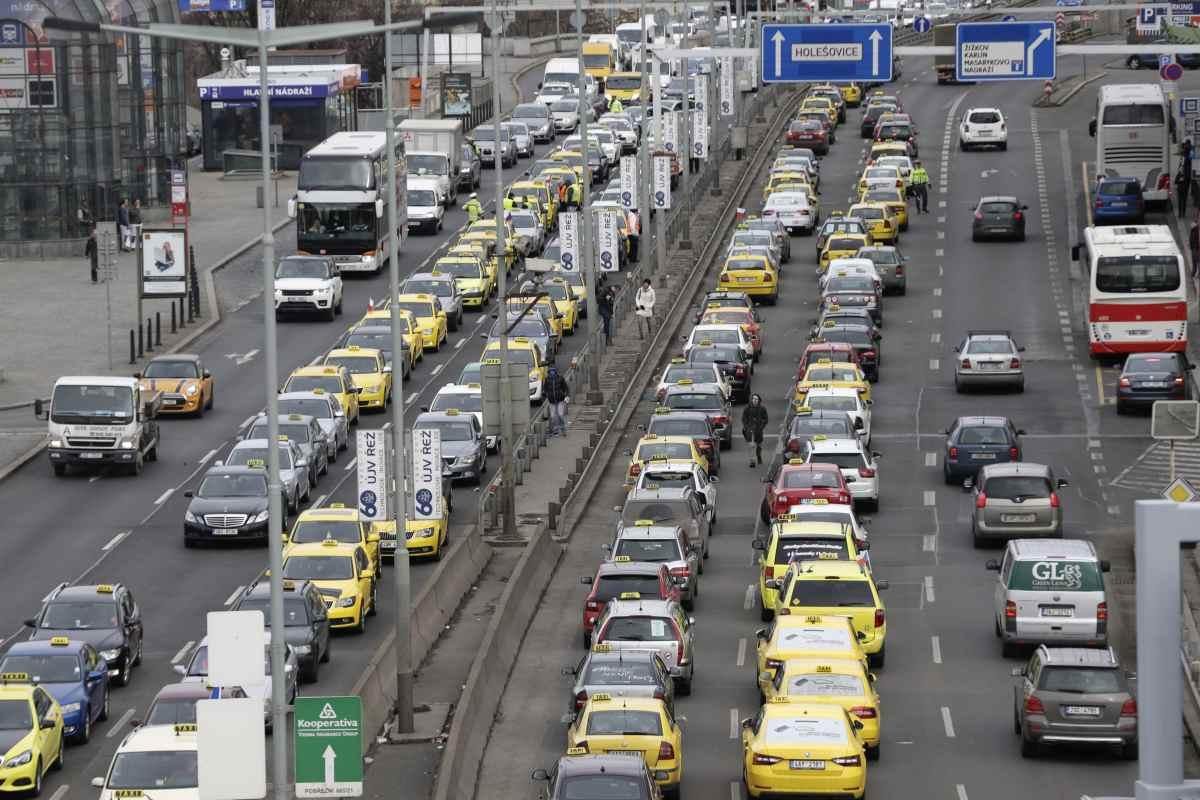 Dnešní protesty taxikářů mohou mít mnohem dalekosáhlejší důsledky, než se může zdát