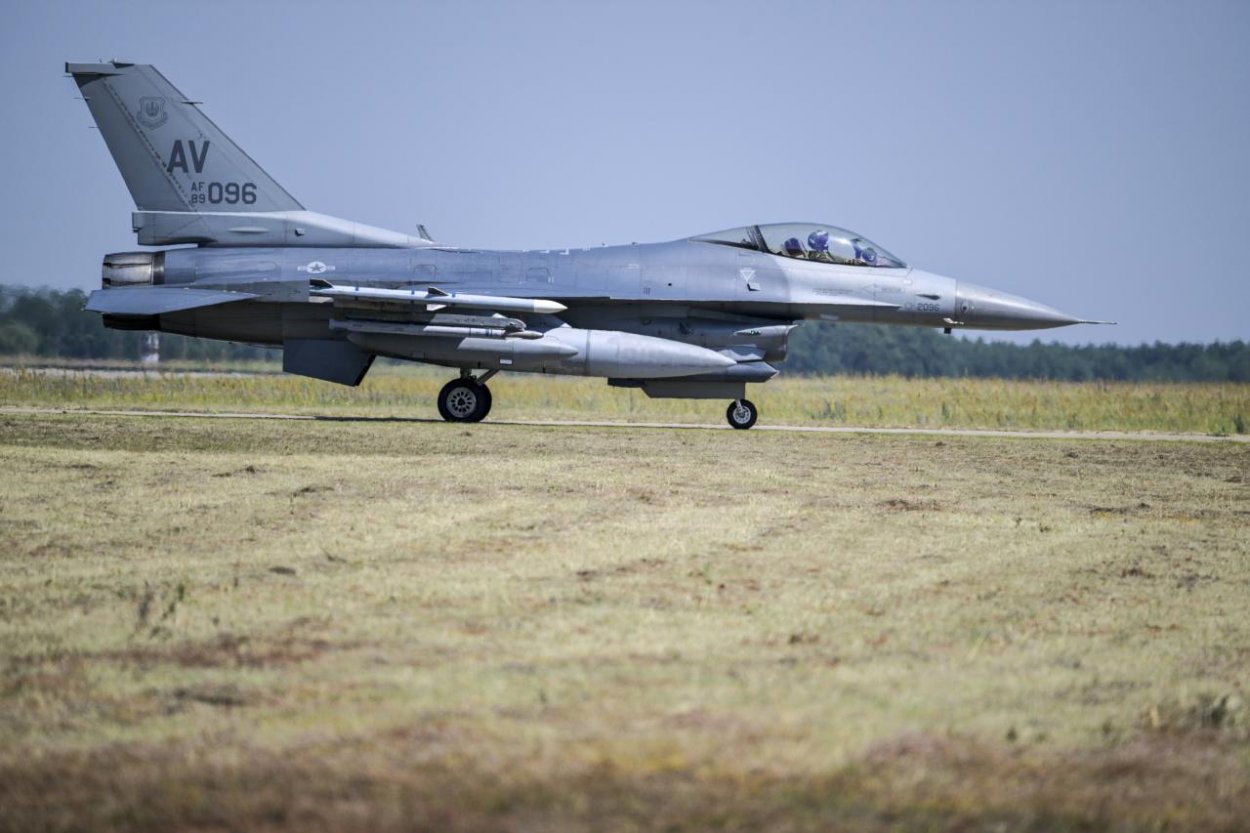 Na Slovensku pristáli prvé dve stíhačky F-16