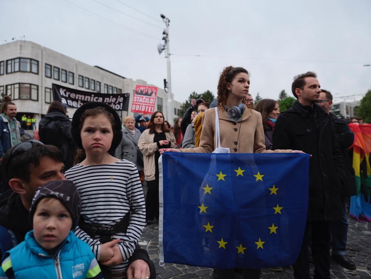 Na proteste proti zásahom do kultúry sa pred parlamentom zišli stovky ľudí