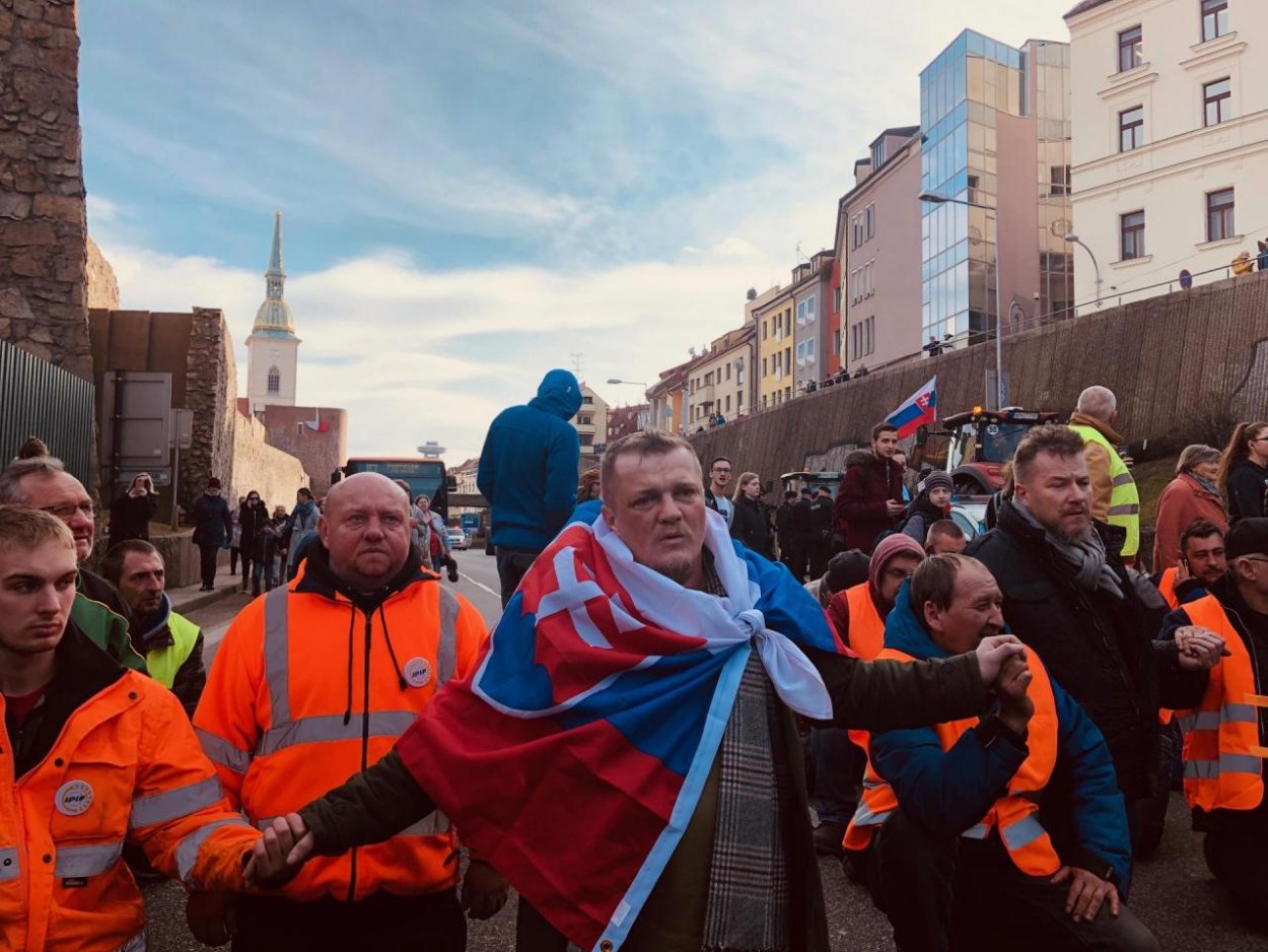 Matečná útočí na farmárov: Ako sa z článku s anonymnými zdrojmi stal „dôkaz“ o zmanipulovaných protestoch