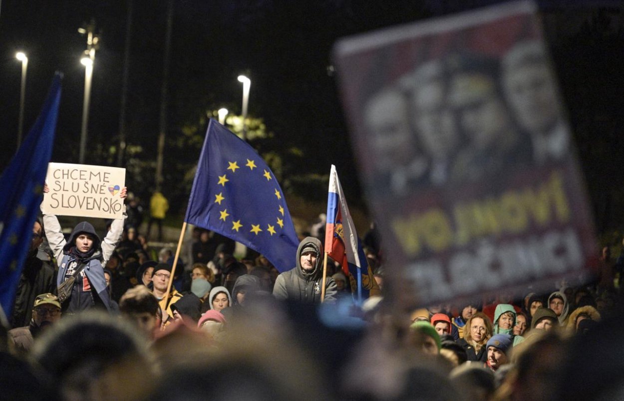 Tisícky ľudí sa zúčastnili na proteste proti krokom vlády v zahraničnej politike