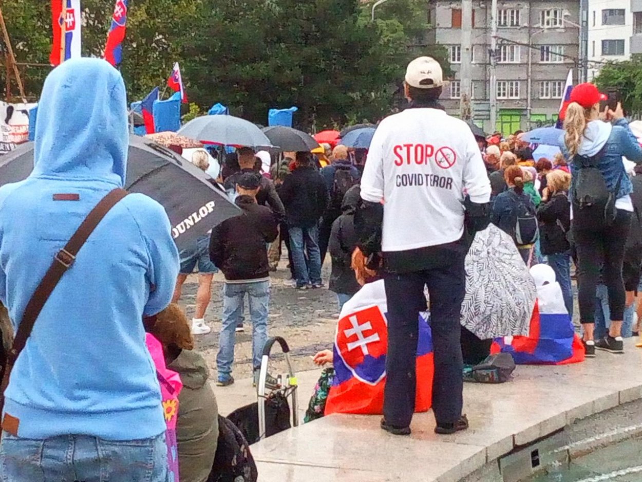 Protesty v Bratislave pokračovali aj vo štvrtok. Zasahovala polícia aj záchranné zložky