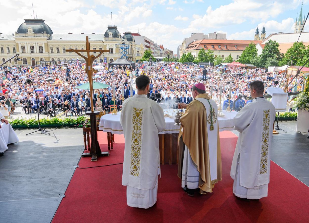 Slováci si počas piatkového štátneho sviatku pripomínajú kresťanských vierozvestcov svätého Cyrila a Metoda