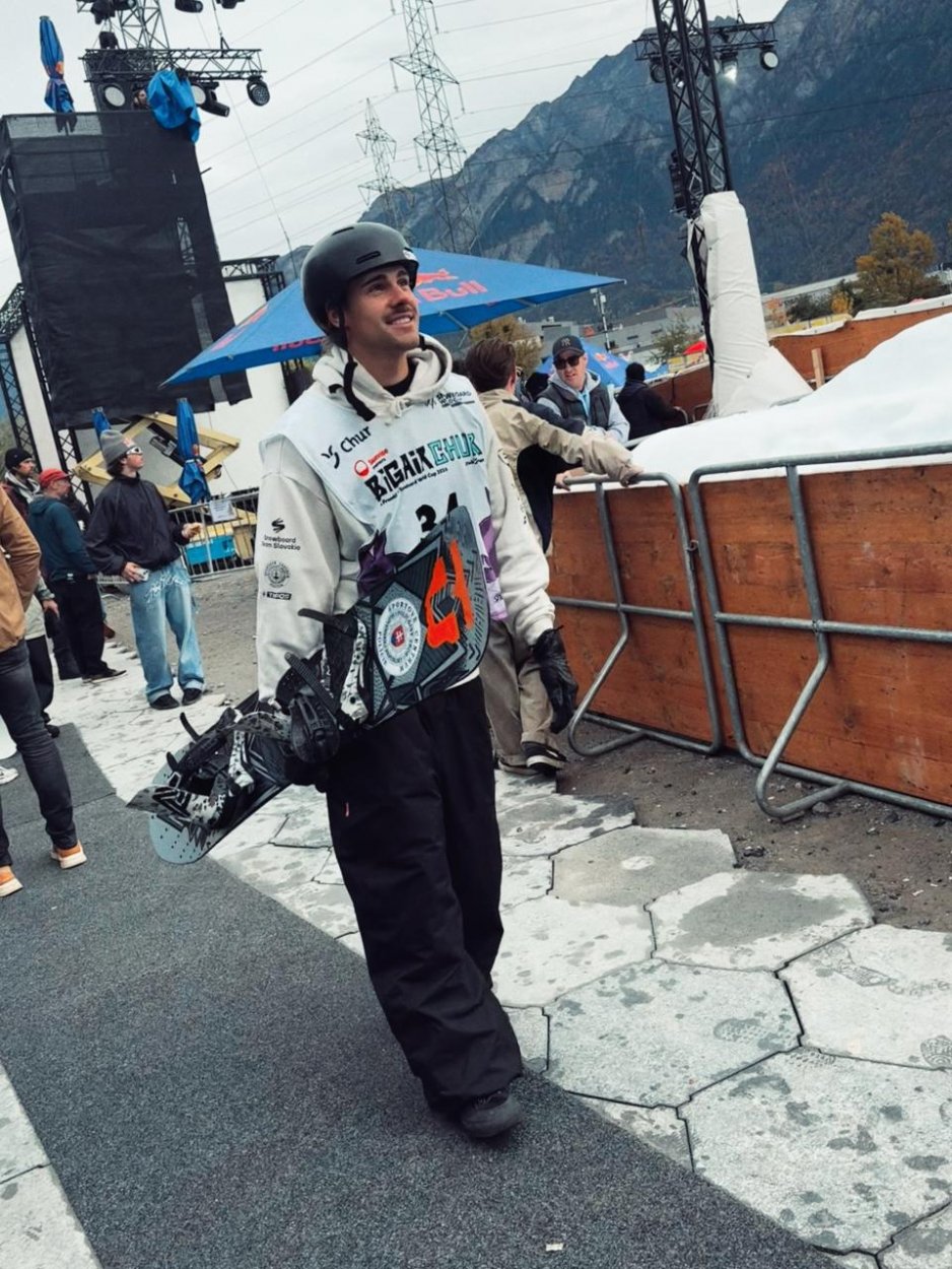 Slovenský snowboardista je opäť bližšie k zimnej olympiáde: Famózny výkon Jaroša aj napriek zraneniu