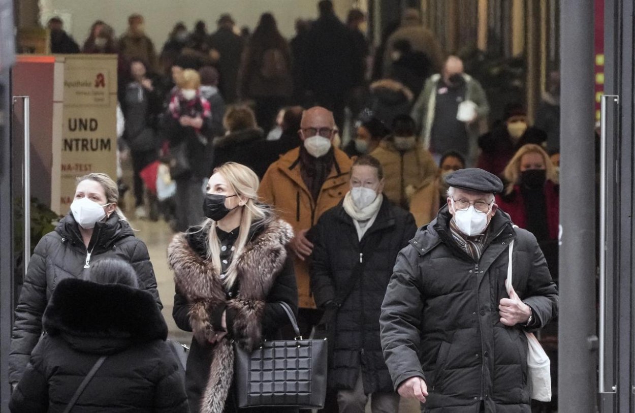 Od dnes platia nové opatrenia, pribudol režim OP plus a respirátory vonku