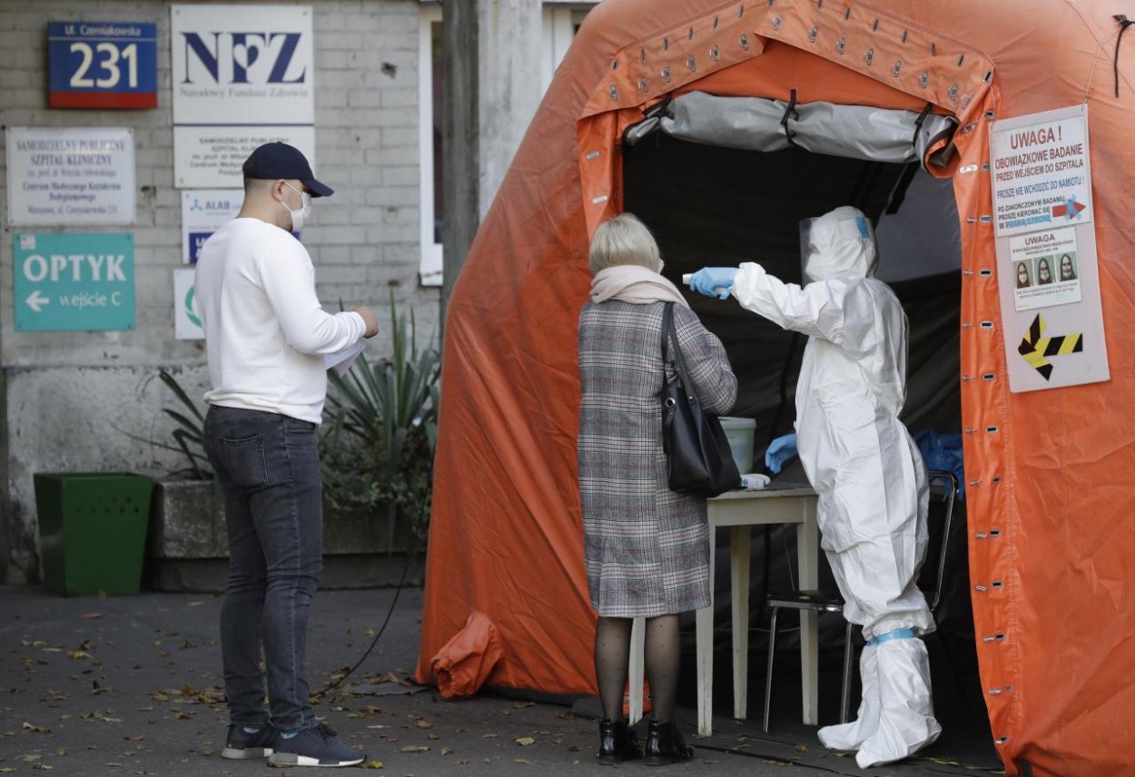 Poľské laboratóriá nestíhajú. Pacienti na výsledky testov čakajú aj sedem alebo osem dní