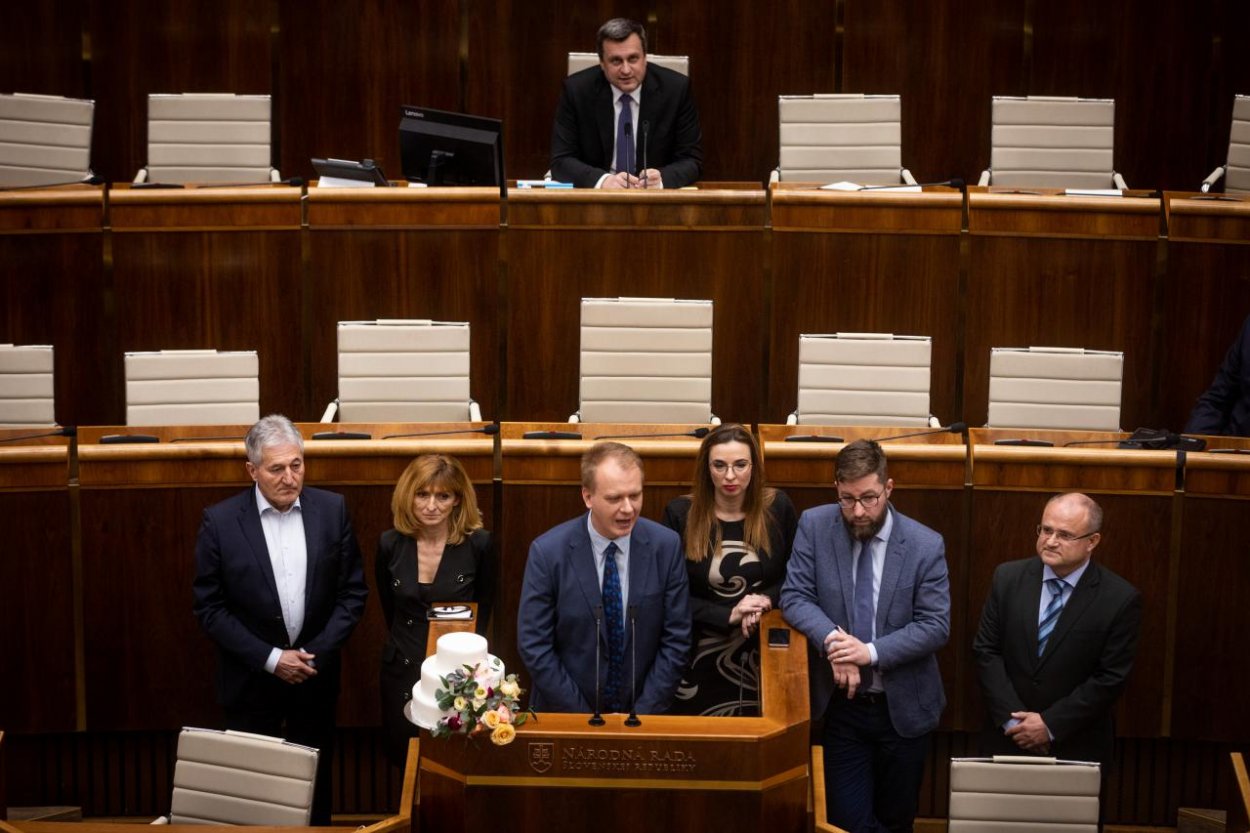 Mimoriadnu schôdzu pomohli otvoriť Blahová, Rajtár a Galko. Hlasovanie preložili na stredu