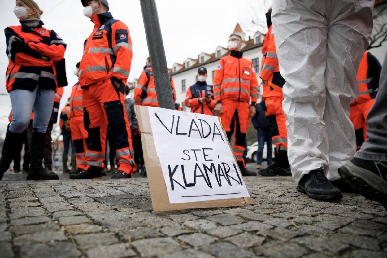 Podľa Slovenskej komory zdravotníckych záchranárov bol protest záchranárov slušný a bez výtržností 