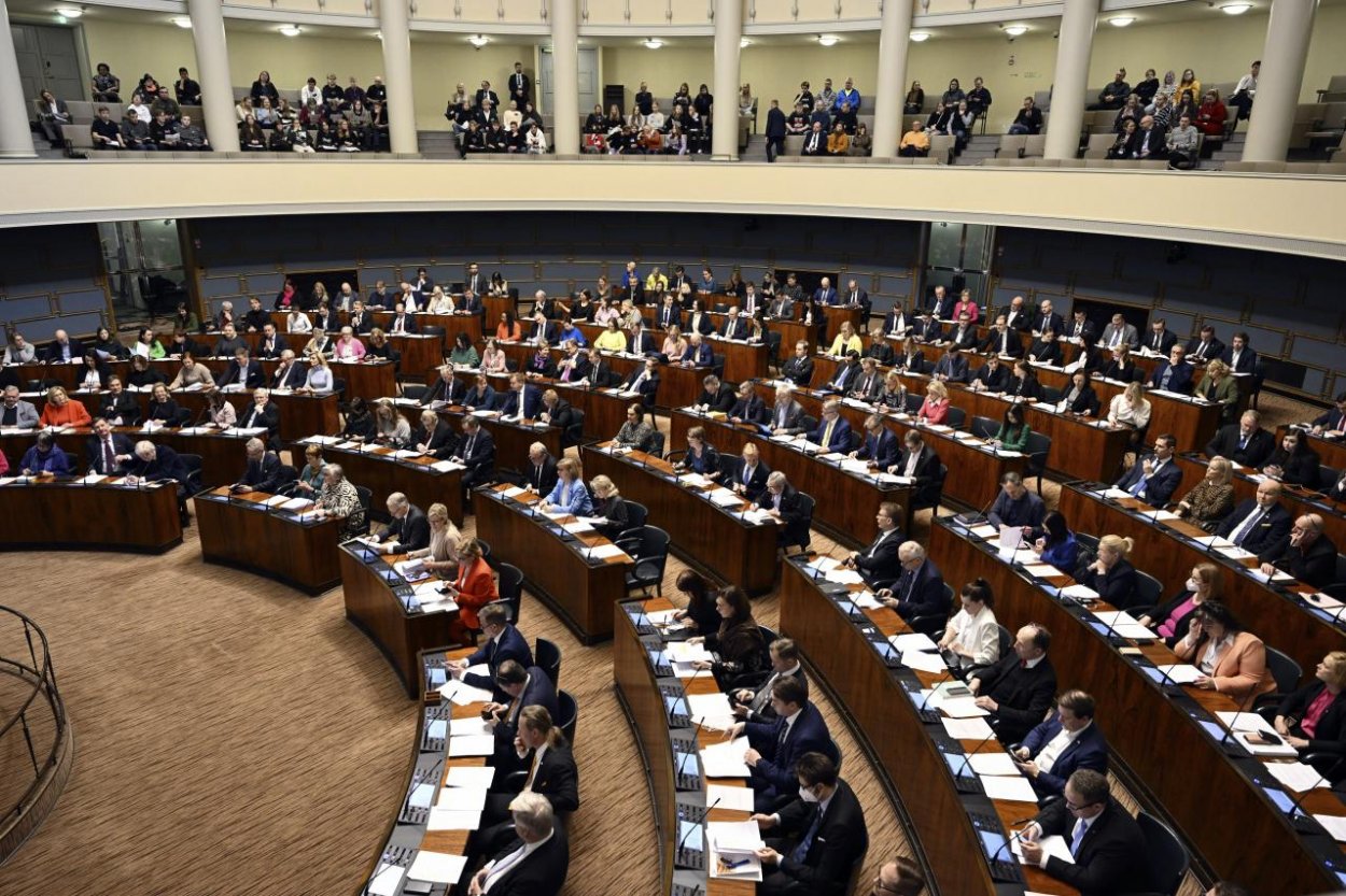 Fínsky parlament schválil zákon, ktorým prijíma podmienky vstupu do NATO