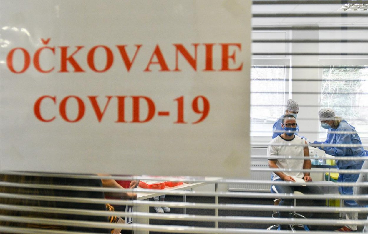 Ochorenie COVID-19 môže mať dlhodobé vedľajšie účinky, vakcína ich nemá