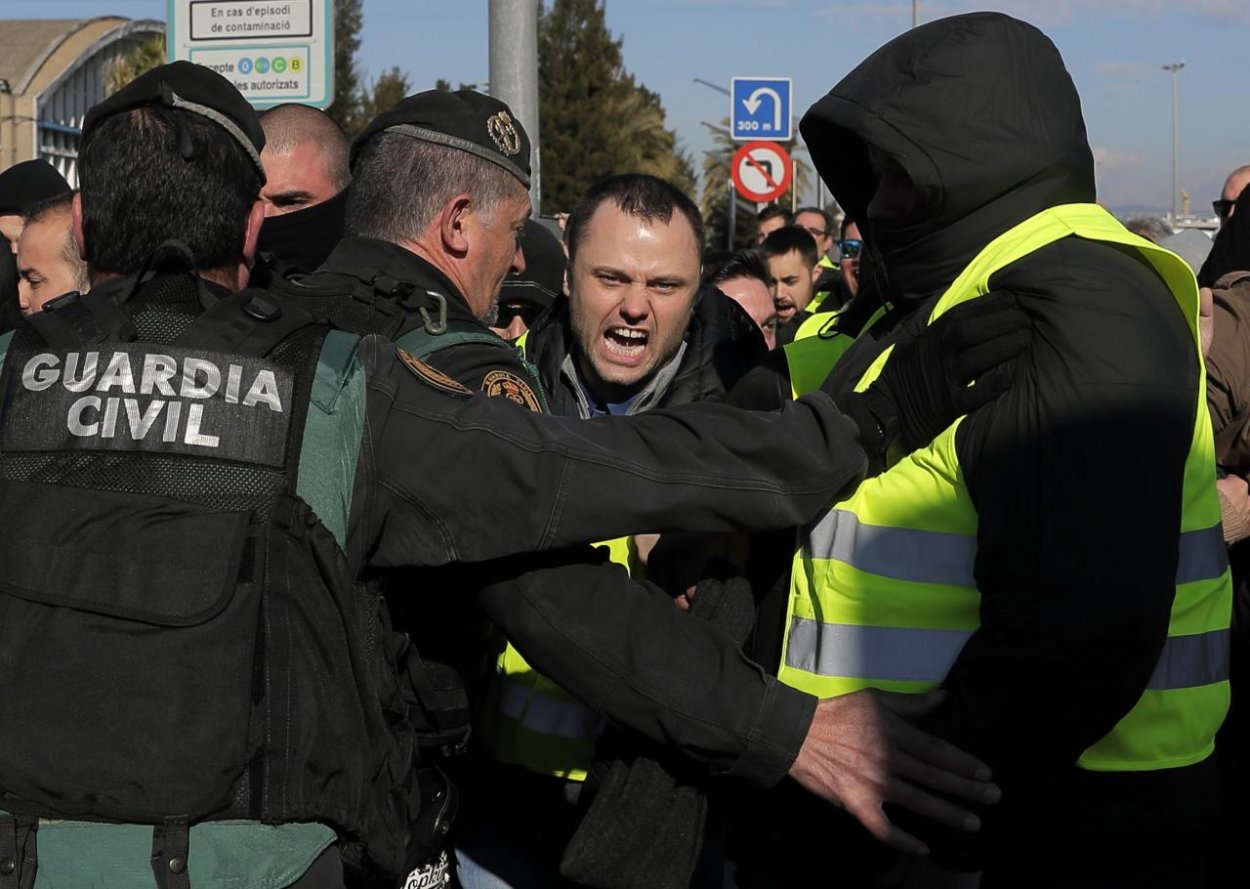 Stovky španielskych taxikárov pokračujú v protestoch