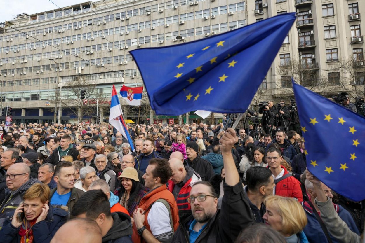 Tisíce Srbov protestovali proti údajným podvodom vo voľbách