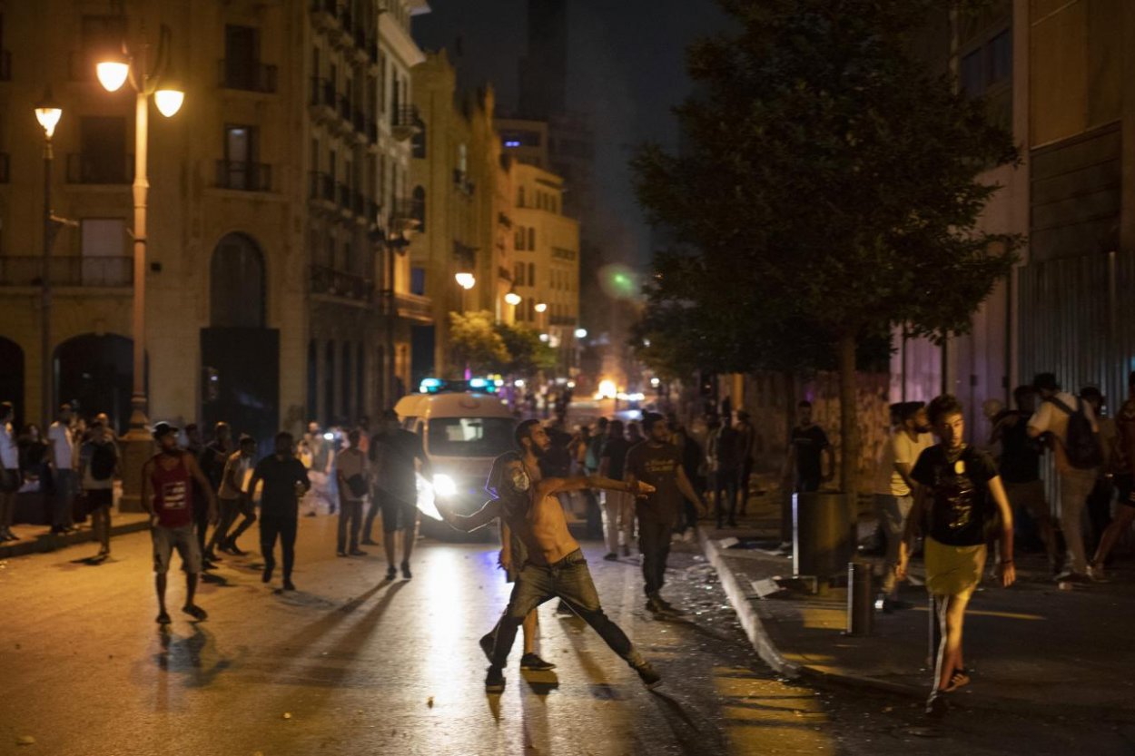 Počet obetí výbuchu v Bejrúte stúpol na 149, v krajine ožíva protestné hnutie