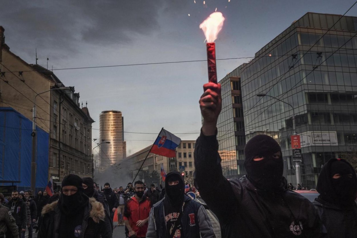 Mikulec: Na proteste boli zranení aj policajti. Páchateľom hrozia prísne tresty