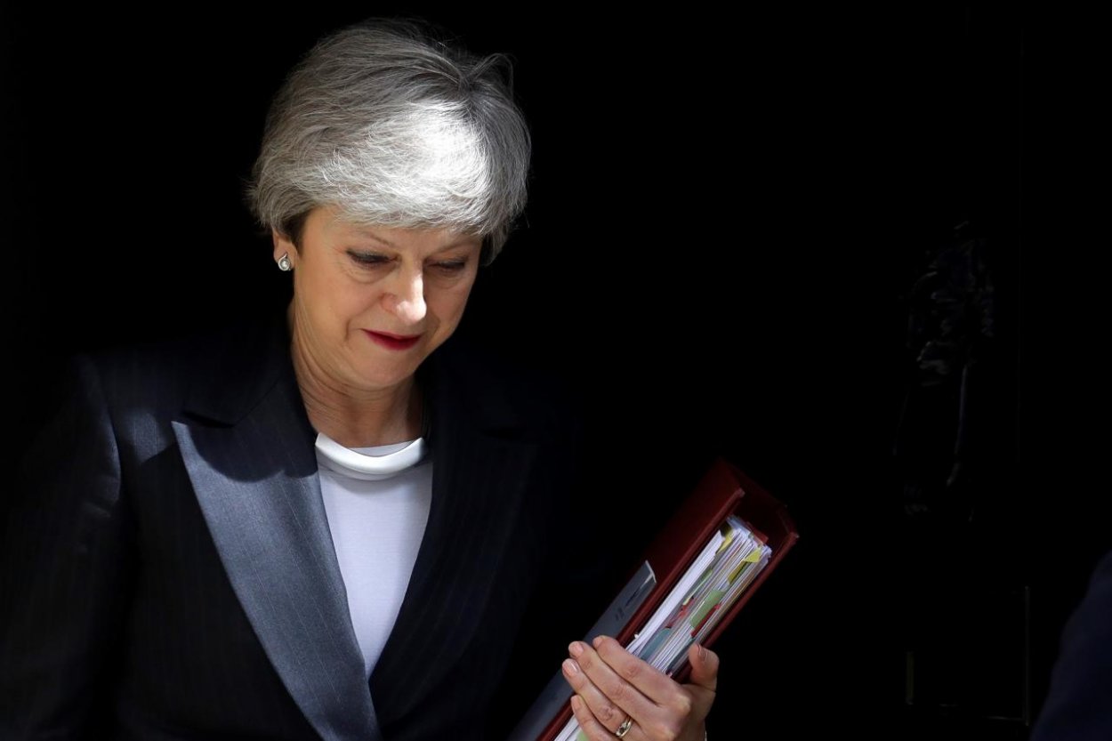 Theresa May sa po blamáži s brexitom rozhodla odstúpiť. Prezradila dátum odchodu