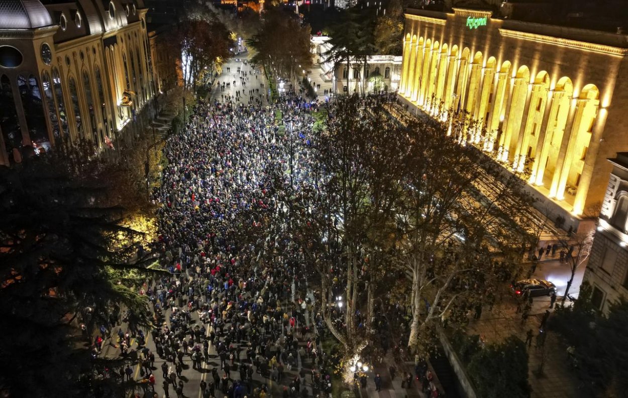 V Gruzínsku po pozastavení rokovaní s EÚ vypukol pred parlamentom masový protest