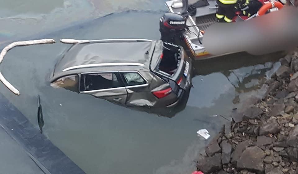 Do Oravskej priehrady padlo osobné auto, vodič nehodu neprežil