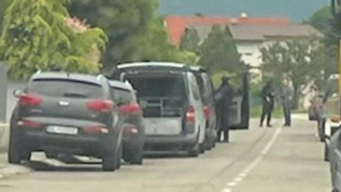 Policajti dnes zadržali vyšetrovateľa NAKA, zasahovali aj v dome expolicajta Kučerku