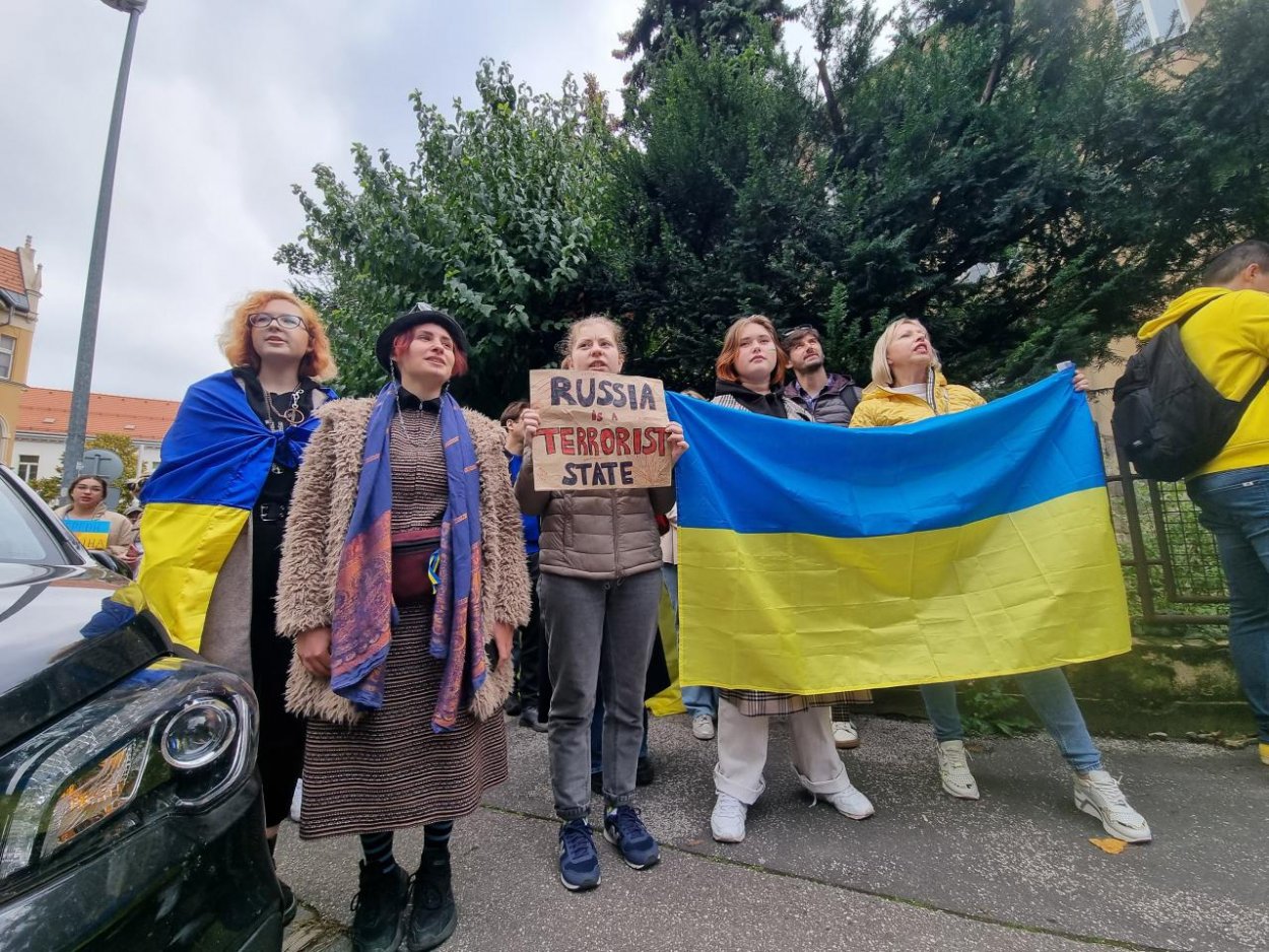 Pred ruskou ambasádou v piatok protestovali proti anexii ukrajinských území 