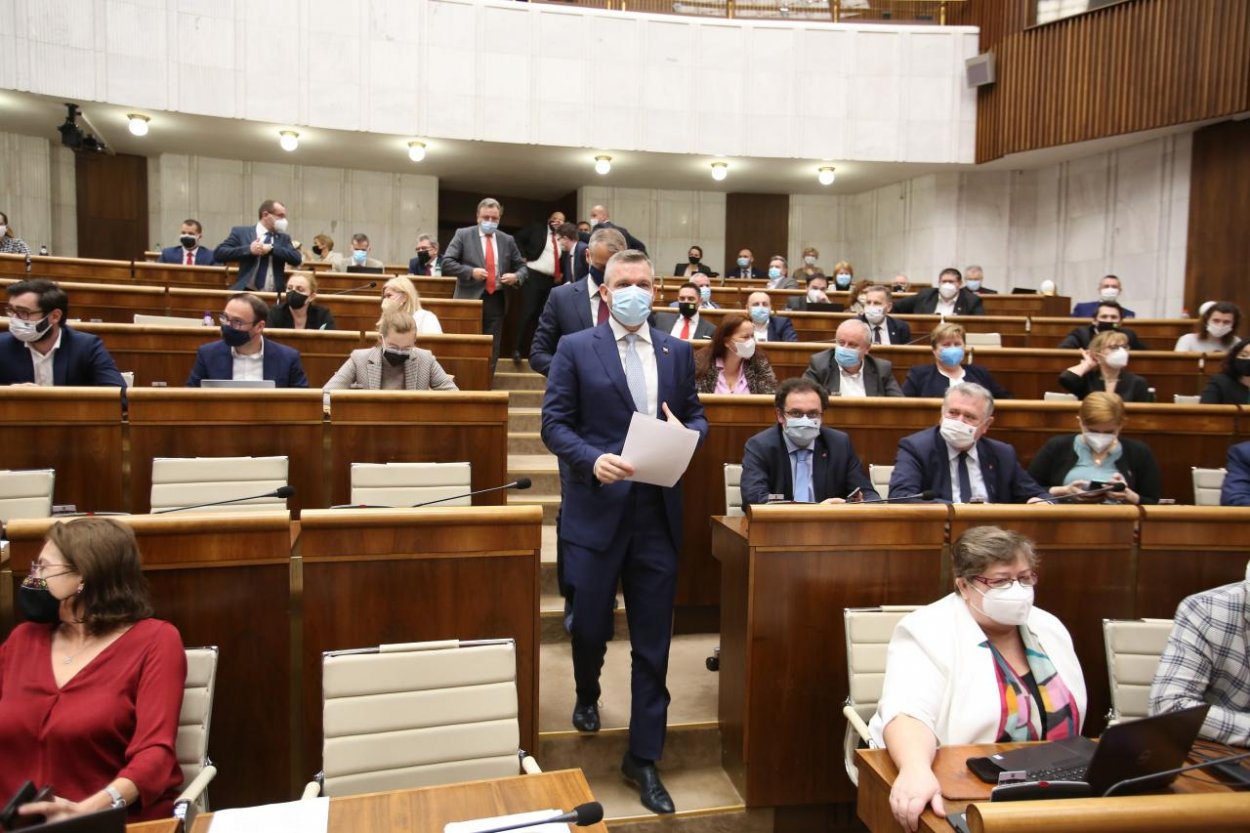 Nový prieskum posiela kotlebovcov mimo parlament. Matovič je tretí, Pellegriniho by volil každý štvrtý opýtaný