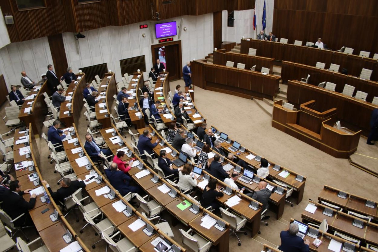 Použitie skráteného legislatívneho konania je podľa Via Iuris nezákonné