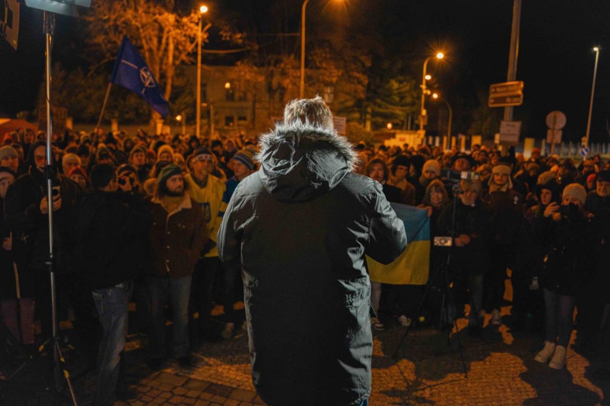 Pred slovenským veľvyslanectvom v Prahe sa zhromaždili stovky ľudí. Organizátori varovali pred vzostupom autoritárstva v Európe